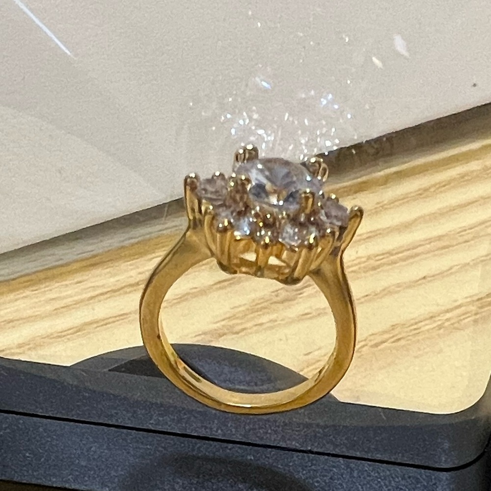 Snowflake ring. 18k gold plated.
